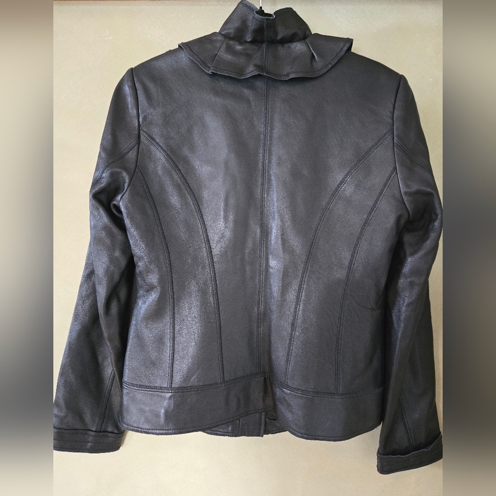 Tahari | Elegant Black Ruffled Women's Leather Jacket, Ptp 19 1/2" - Picture 3 of 8